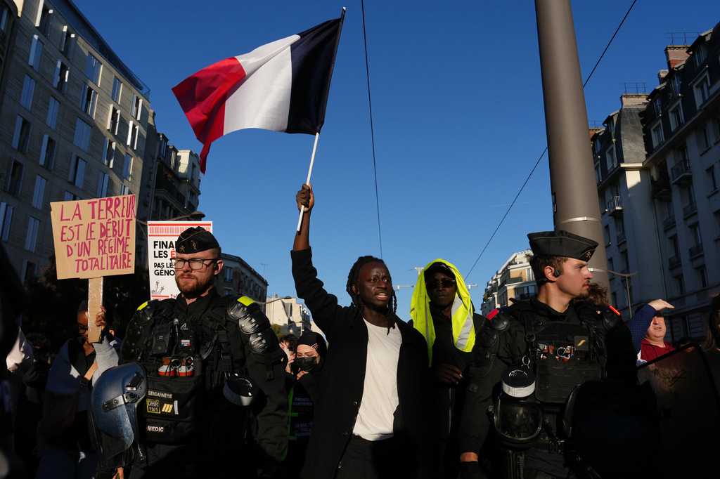 Youth protesters rallying in Paris with signs advocating for education and economic reform